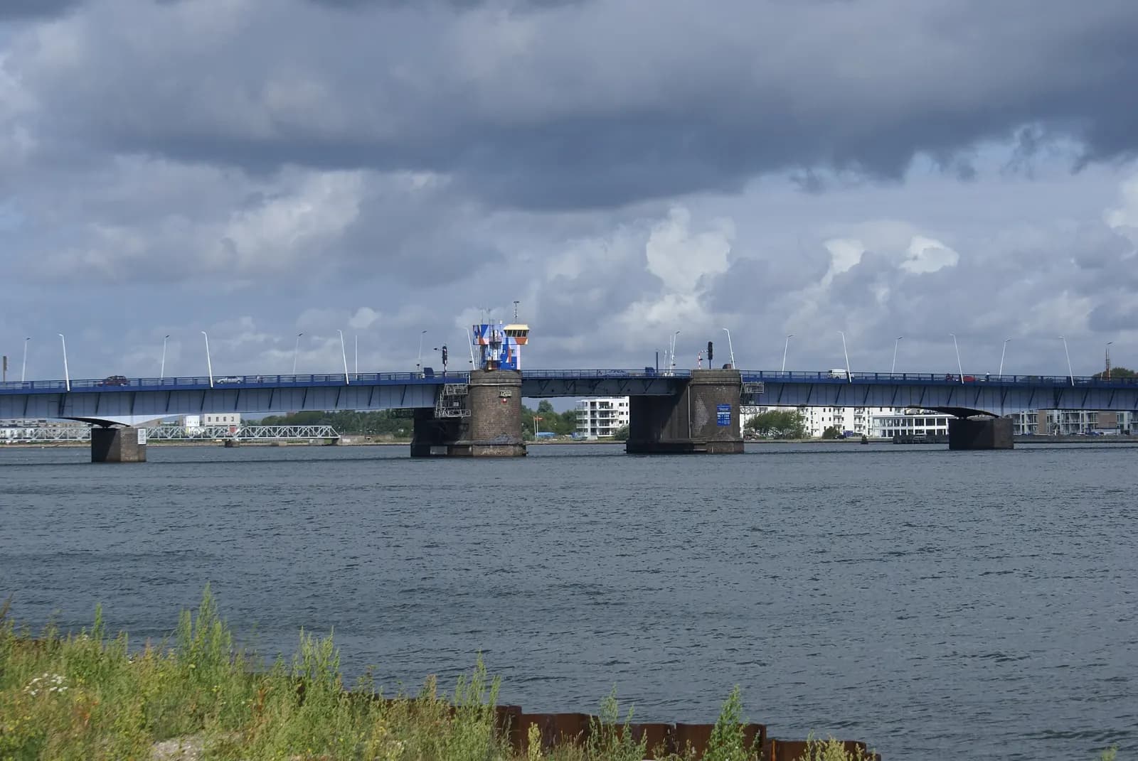 Limfjordsbroen set fra vandsiden med klapfagets to tårne