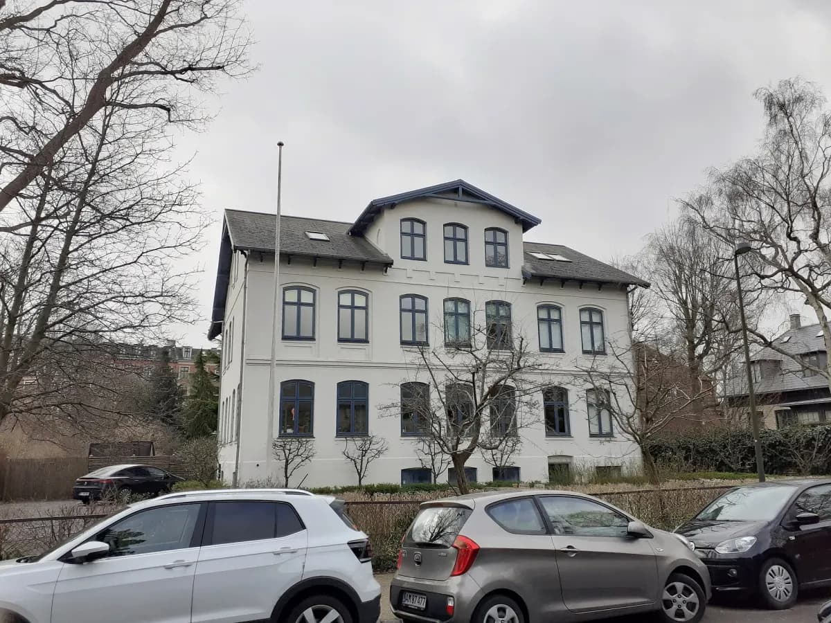 Hvidkalket villa fra 1800-tallet med skifertag i et københavnsk kvarter