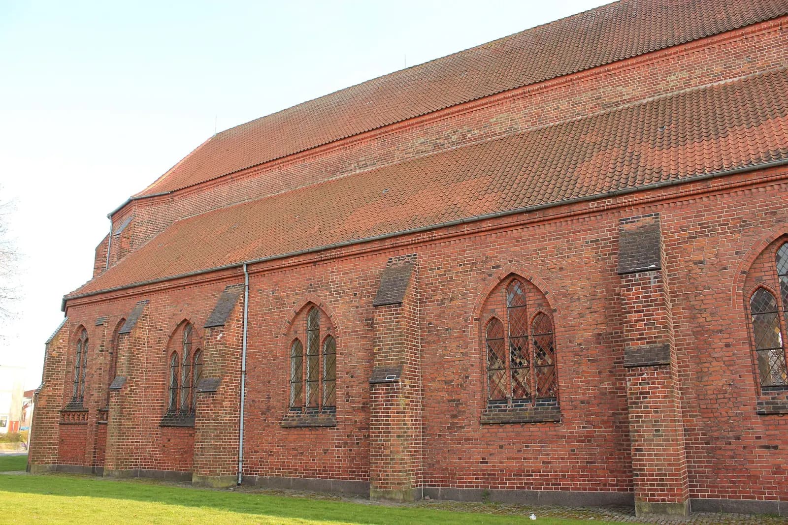 Sankt Peders Kirke i Næstved set langs den røde murstensfacade