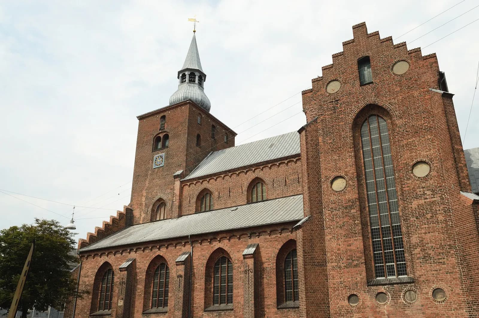 Sankt Mortens Kirke i Randers set nedefra mod den takkede gavl