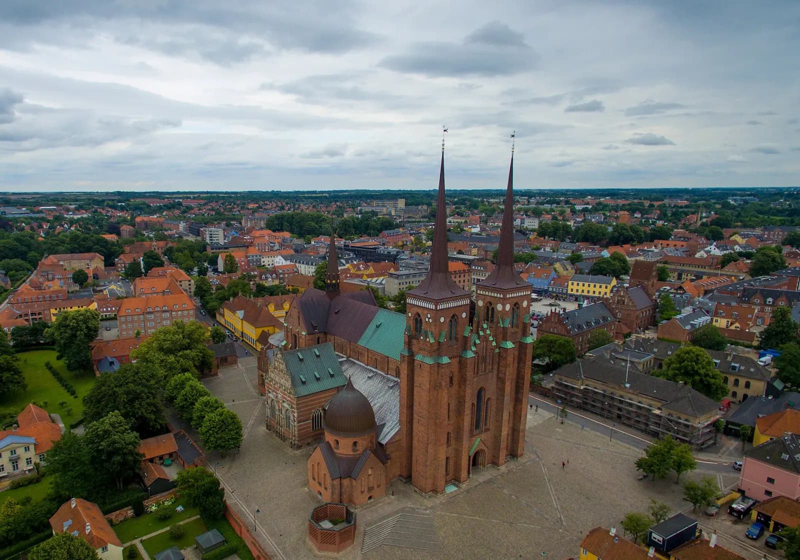 Roskilde Domkirkes to spir set fra luften med byen bagved