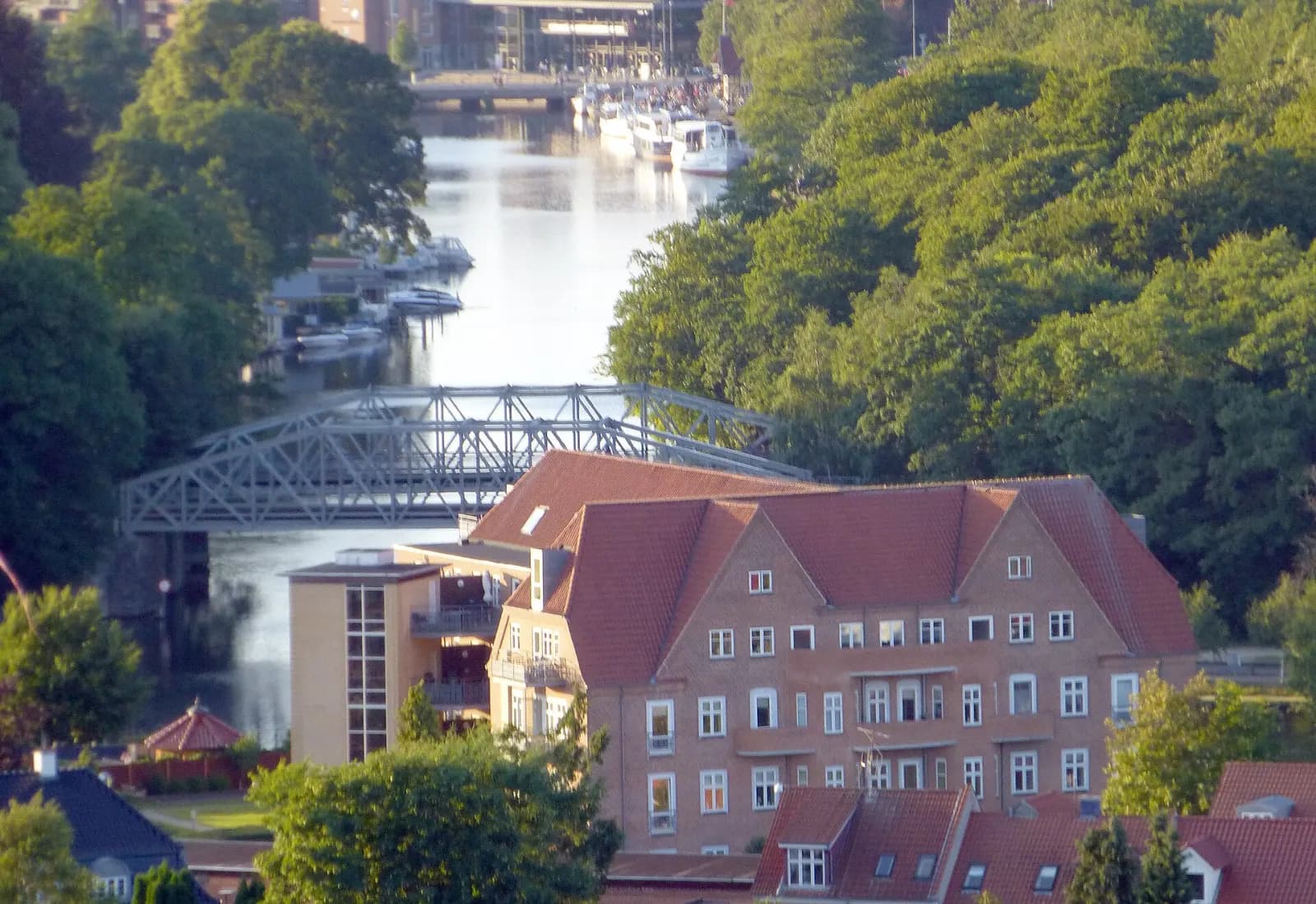 Gudenåen gennem Silkeborg med den gamle jernbanebro og både ved bredden